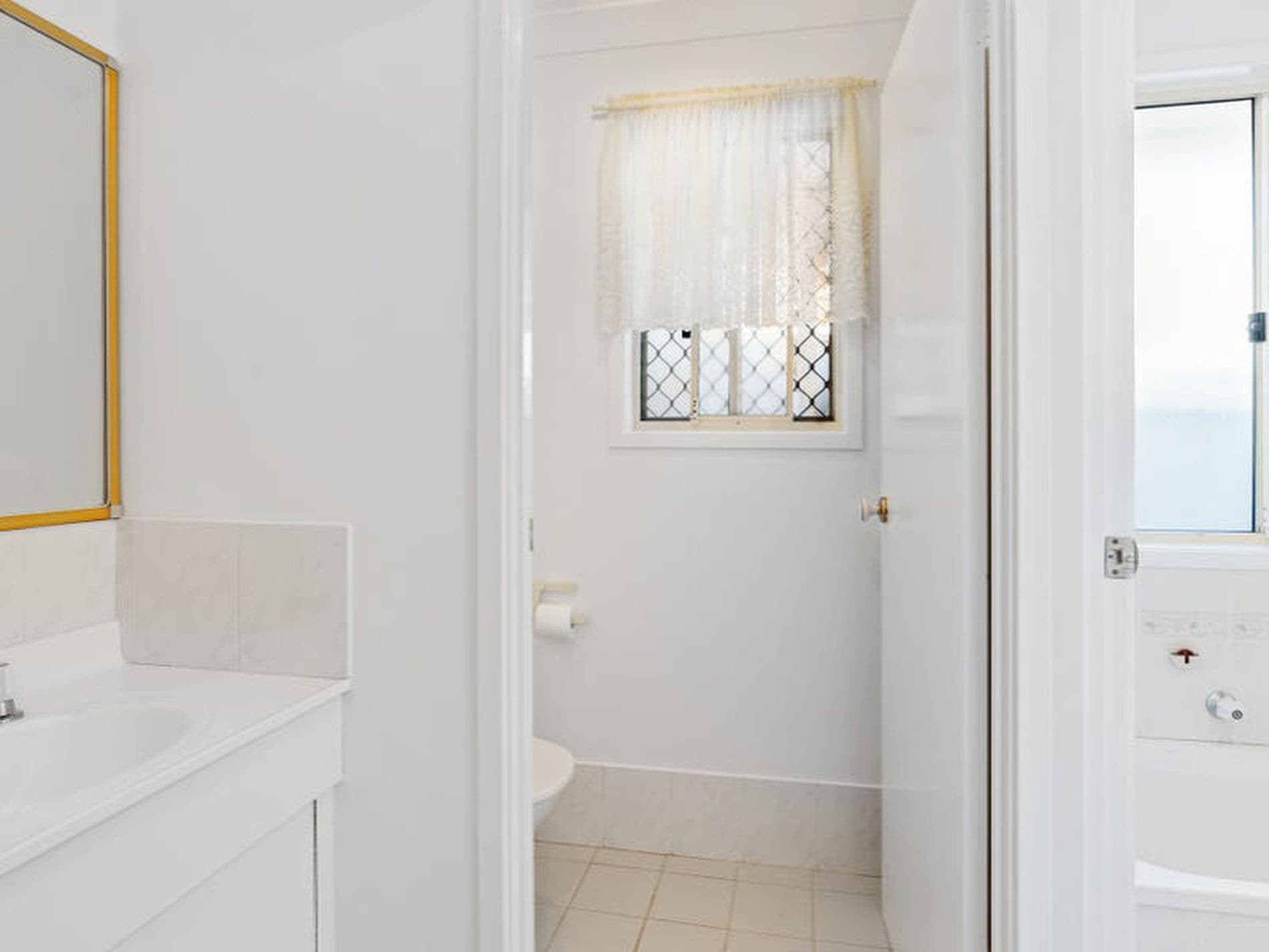12A Bromley Court, Lake Haven - Thumbnail 5