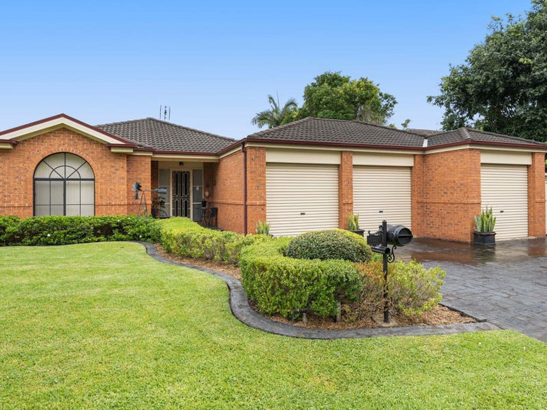2 Spotted Gum Close, Hamlyn Terrace - Image 1