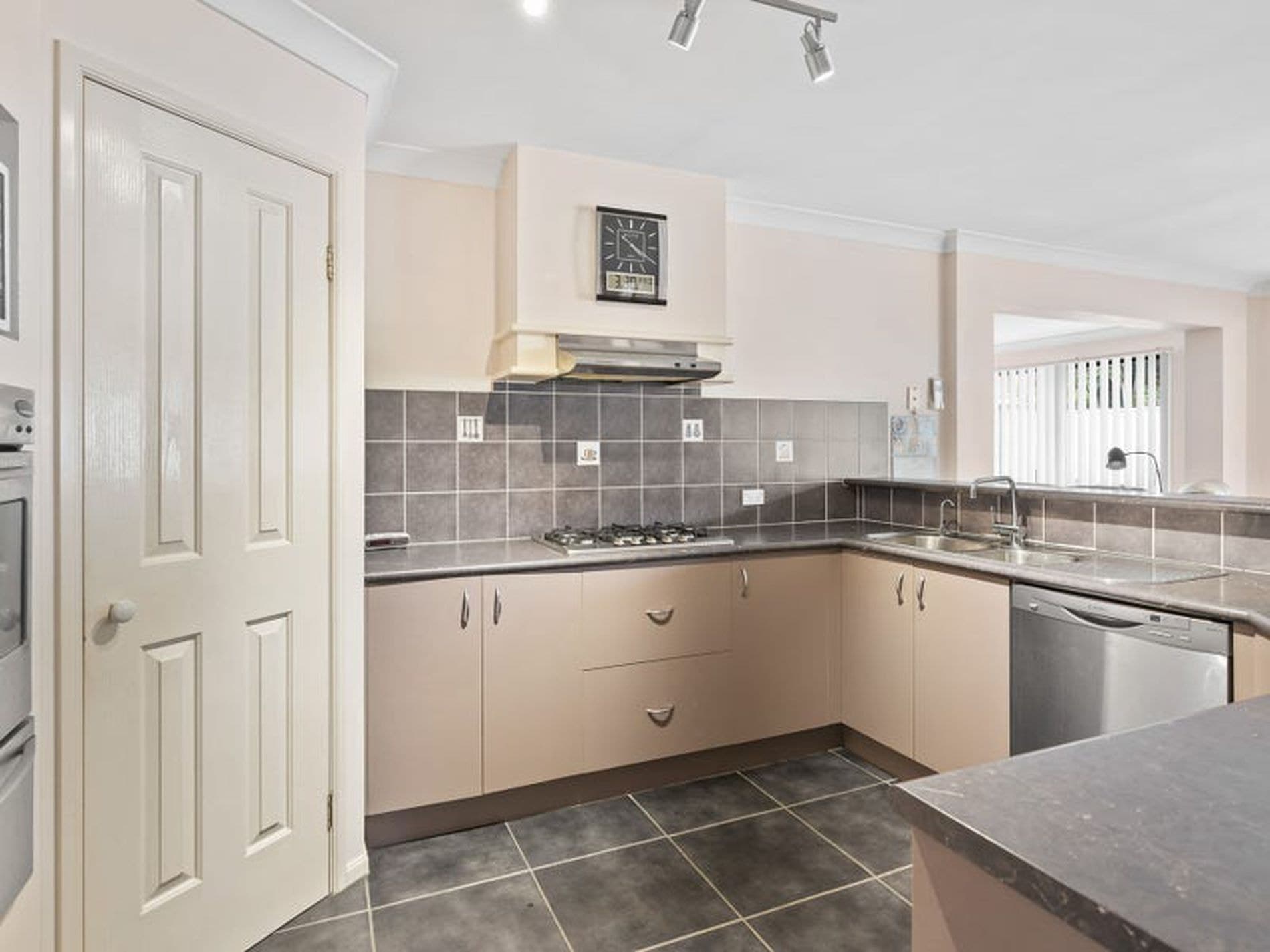 2 Spotted Gum Close, Hamlyn Terrace - Thumbnail 8