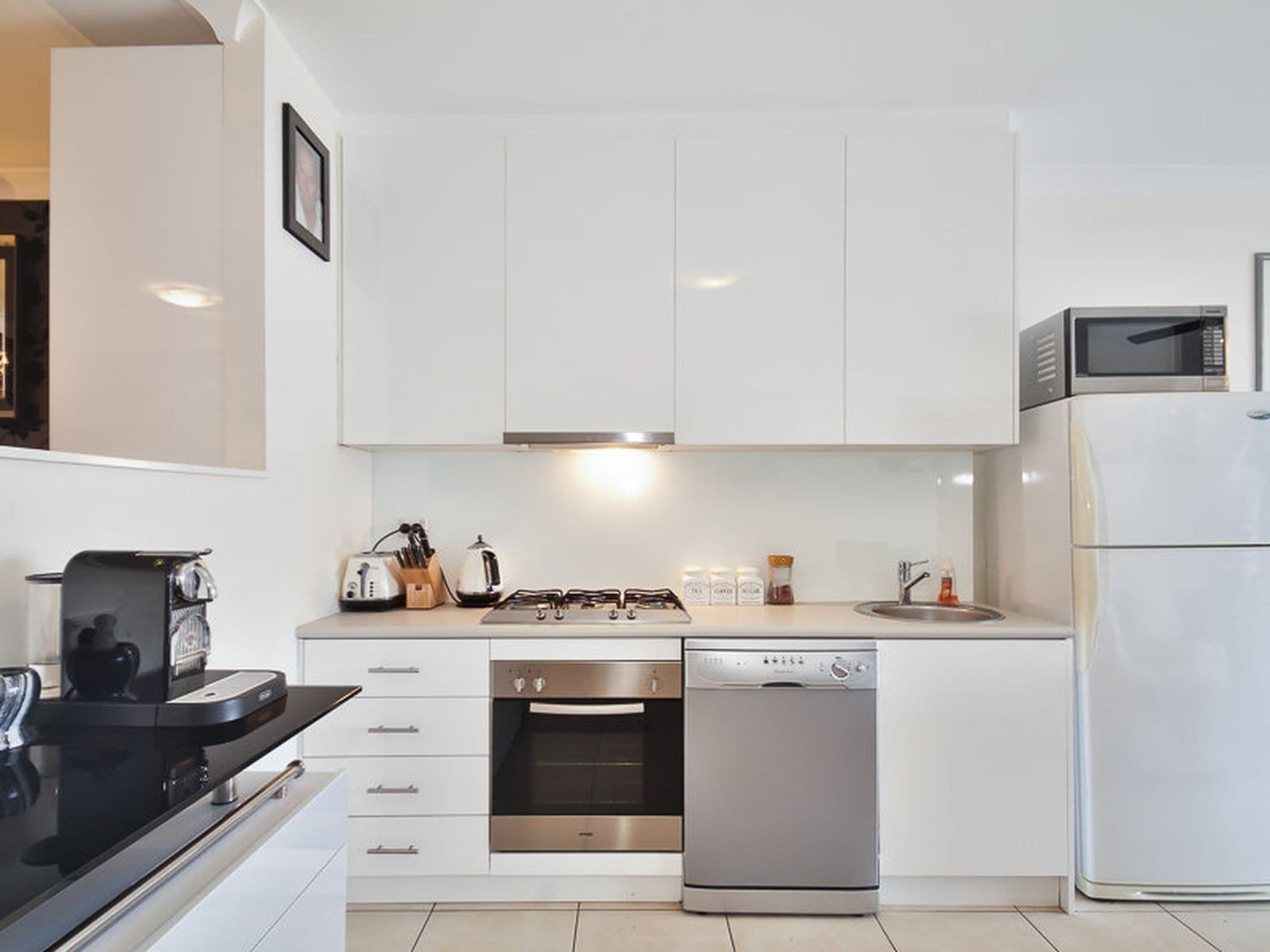 3 BLOCKS TO THE BEACH, NORTH FACING AND IMMACULATE, Newcastle - Thumbnail 2