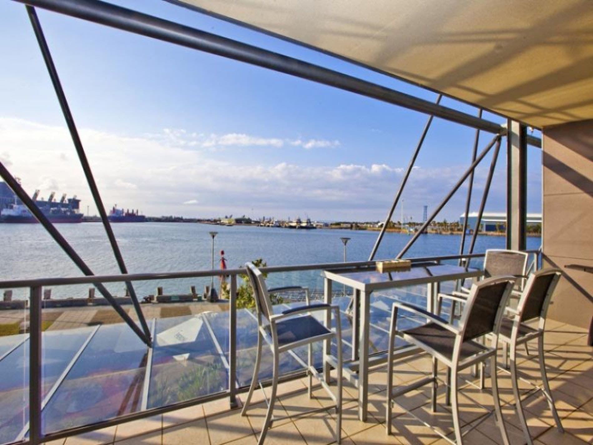 103 / 1 Honeysuckle Drive, Newcastle, Newcastle - Thumbnail 2