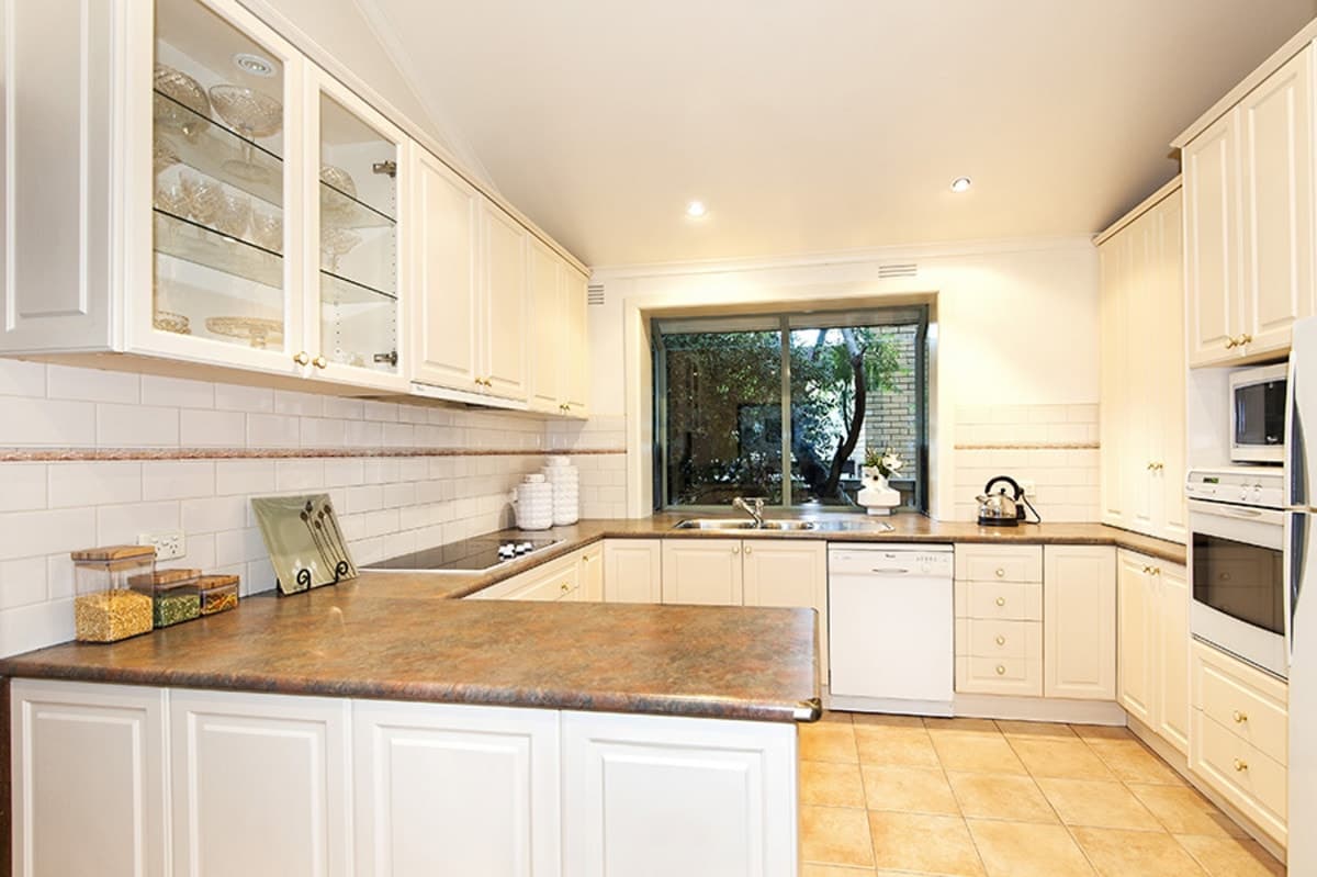 19 Glenscott Crescent, STRATHMORE HEIGHTS VIC 3041, Strathmore Heights - Thumbnail 3