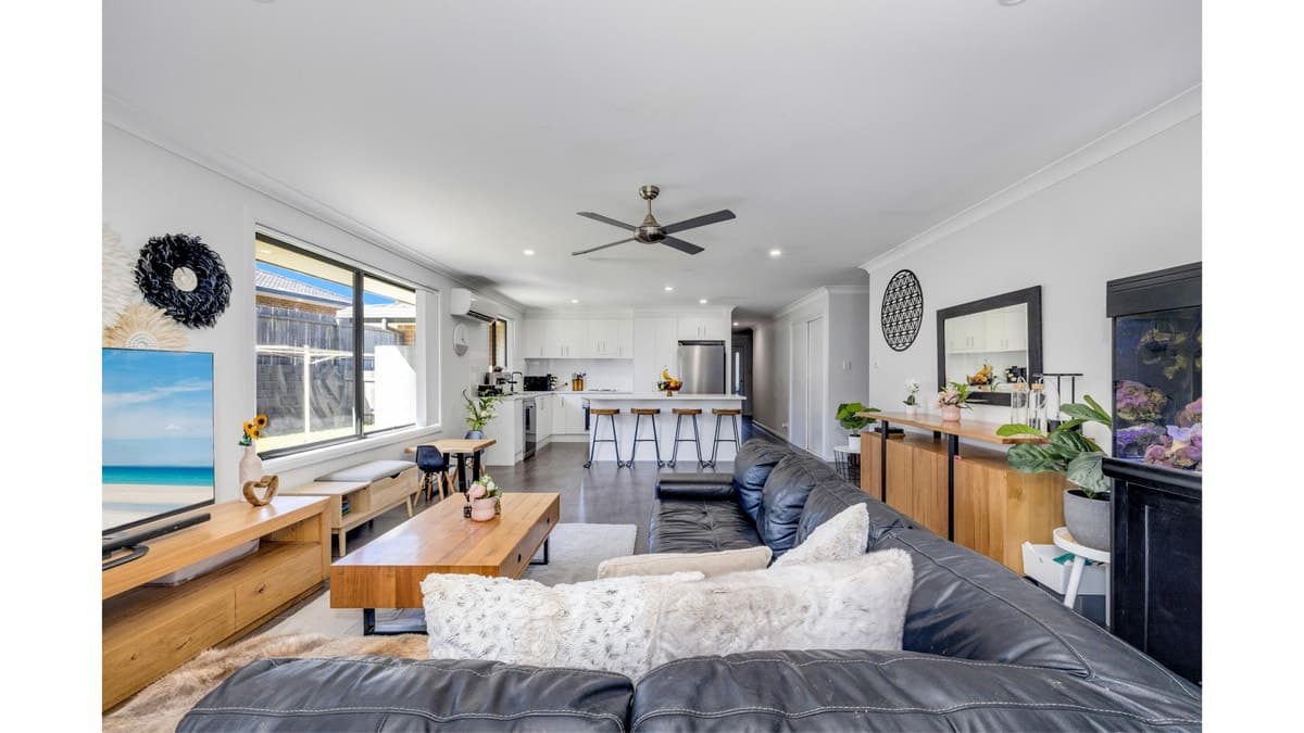 22 Mountain Spring Drive, Kendall, Kendall - Thumbnail 4