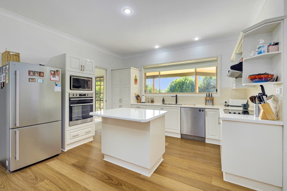17 Brotherglen Drive, Kew, Kew - Thumbnail 6