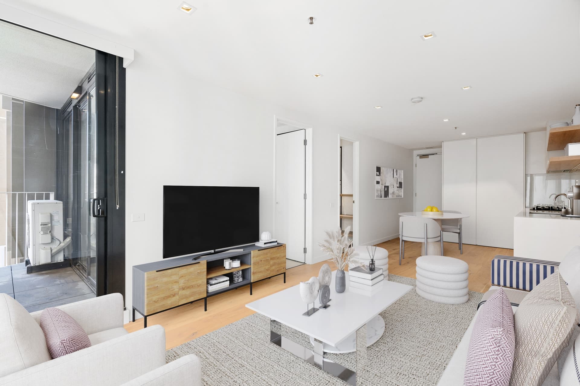 1115/677 La Trobe Street, Docklands - Thumbnail 2