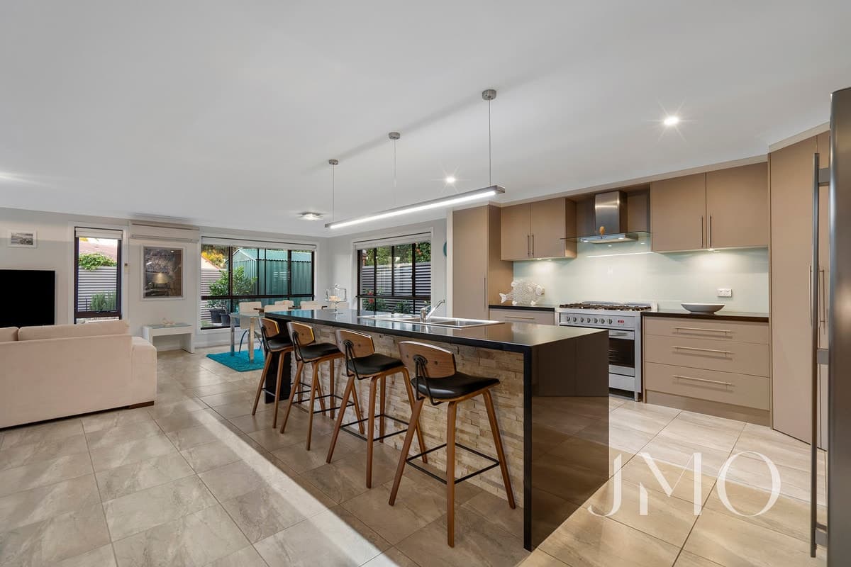 10 Joan Street, Burleigh Waters, Burleigh Waters - Thumbnail 3