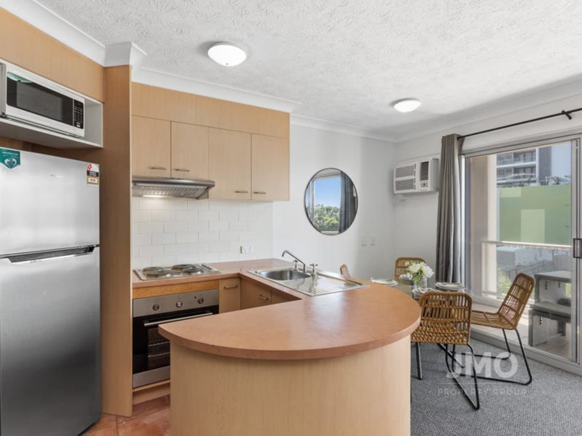 37/106 Marine Parade, SOUTHPORT, Southport - Thumbnail 2