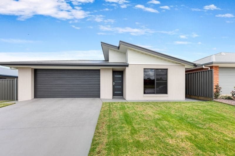 35 Lakes Park Drive Mount Gambier SA, Mount Gambier - Image 1