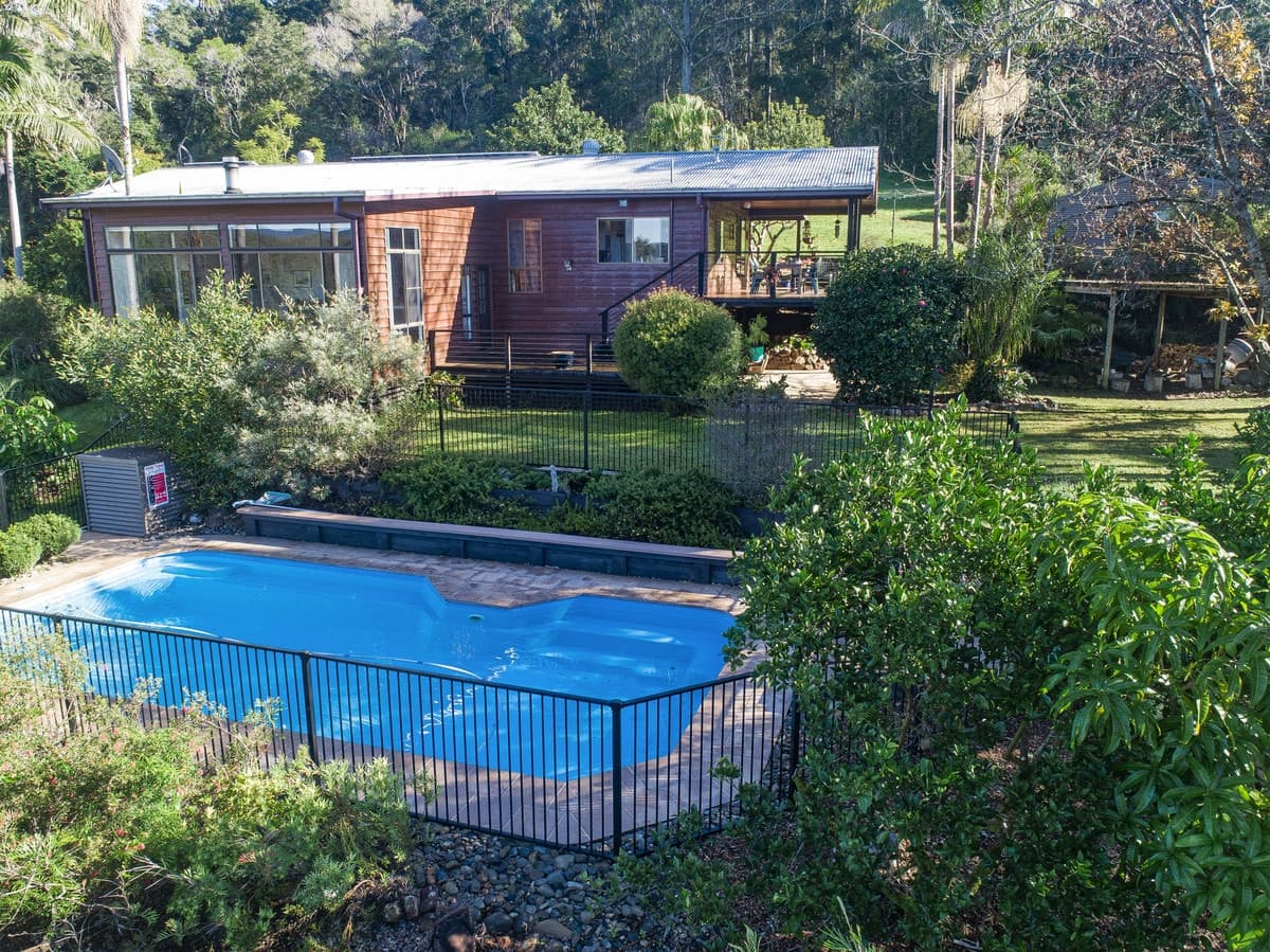323 Black Creek Road, Black Creek, Black Creek - Thumbnail 2
