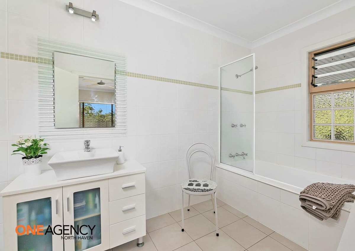 32 Lake Ridge Drive, Kew, Kew - Image 1