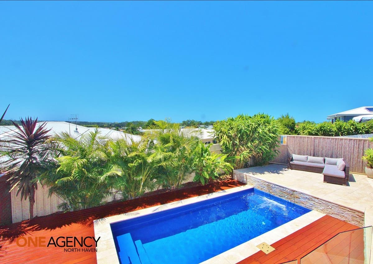 18 St Lucia Place, Bonny Hills, Bonny Hills - Thumbnail 2