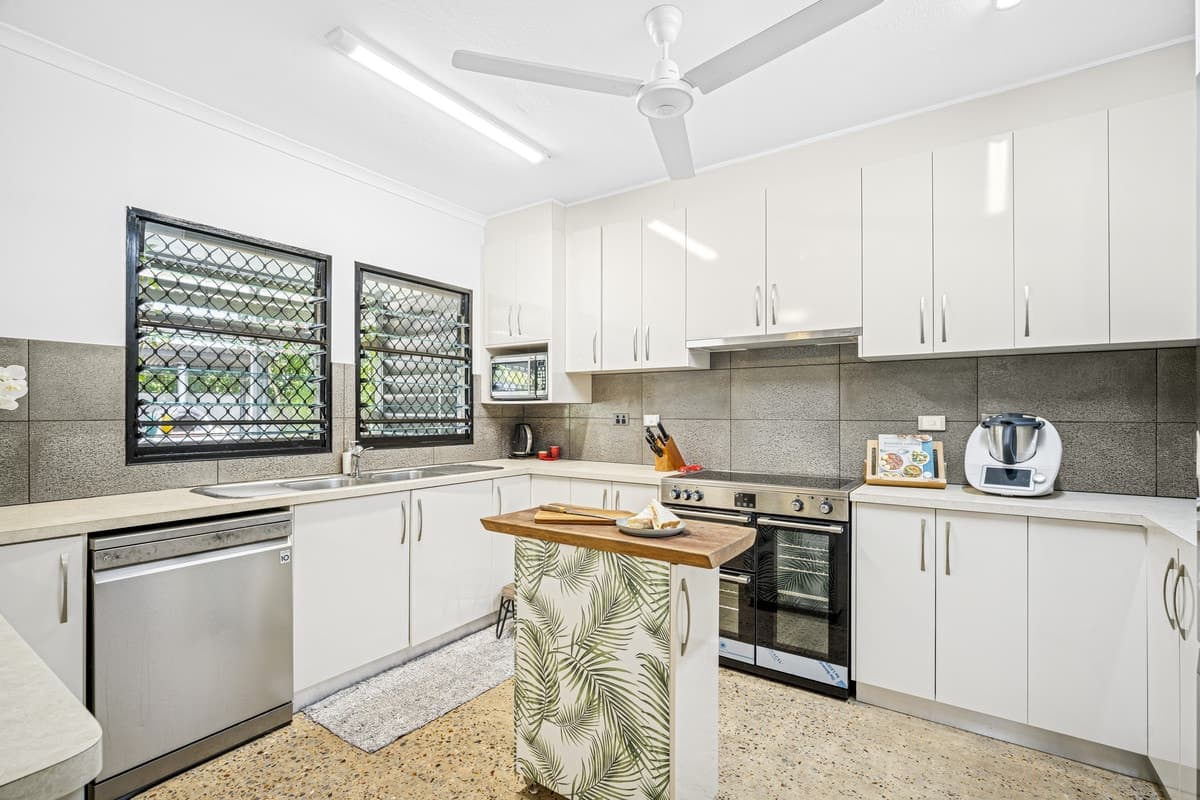 A Tropical Stunner with Space, Style and Everything You Could Want In  Darwin Home, Style And Everything You Could Want In Darwin Home - Thumbnail 4