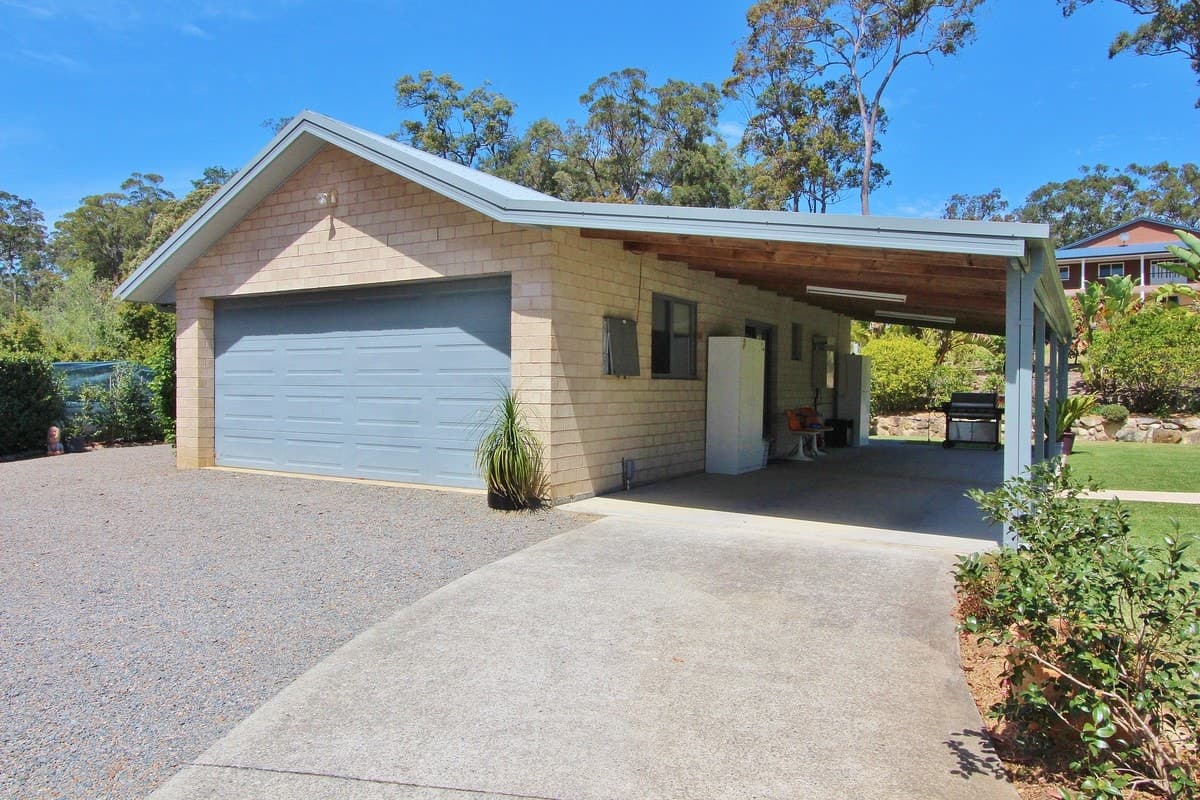 28 Lake Ridge Drive, Kew, Kew - Image 1