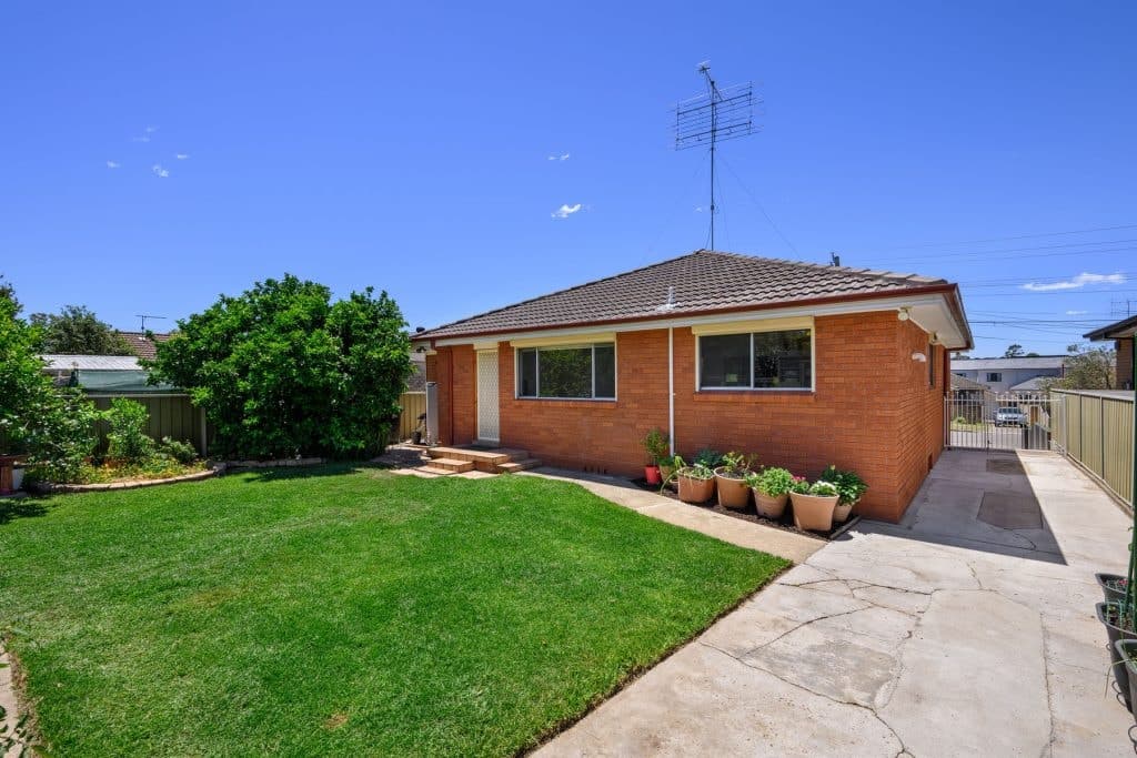 37 Troy Street, Emu Plains - Image 1