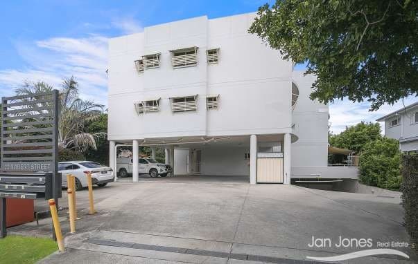 10/22 Robert Street, Clontarf - Image 1