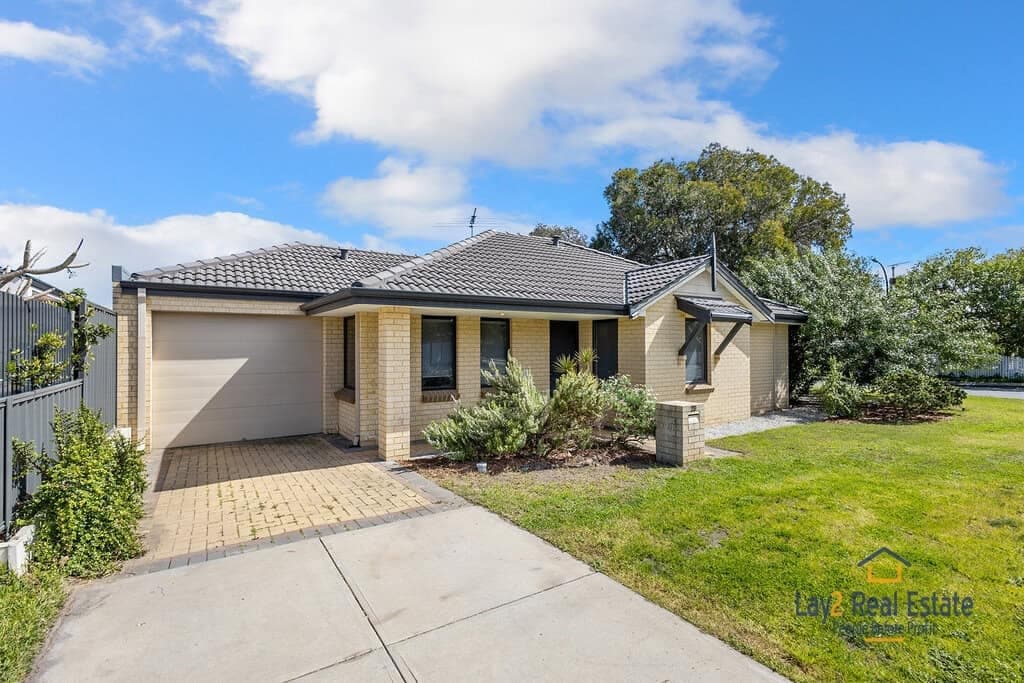 3 Bed / 2 Bath For Sale, 3 Bed / 2 Bath For Sale - Image 1