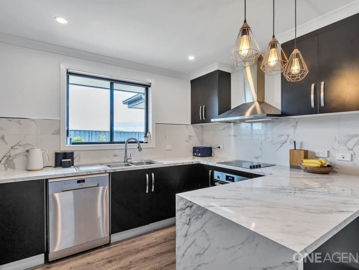 8 Oasis Drive, Shorewell Park - Thumbnail 2
