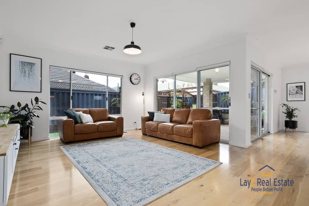 Quiet Bayswater Border Location, Modern 4 x 2 Home., Modern - Thumbnail 2