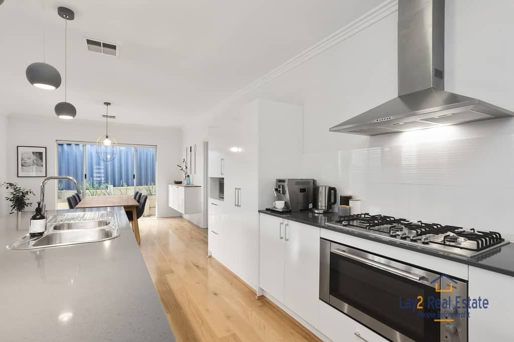Quiet Bayswater Border Location, Modern 4 x 2 Home., Modern - Thumbnail 3