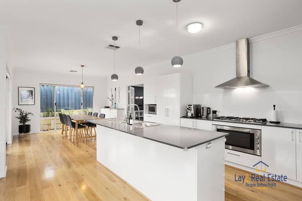 Quiet Bayswater Border Location, Modern 4 x 2 Home., Modern - Thumbnail 4