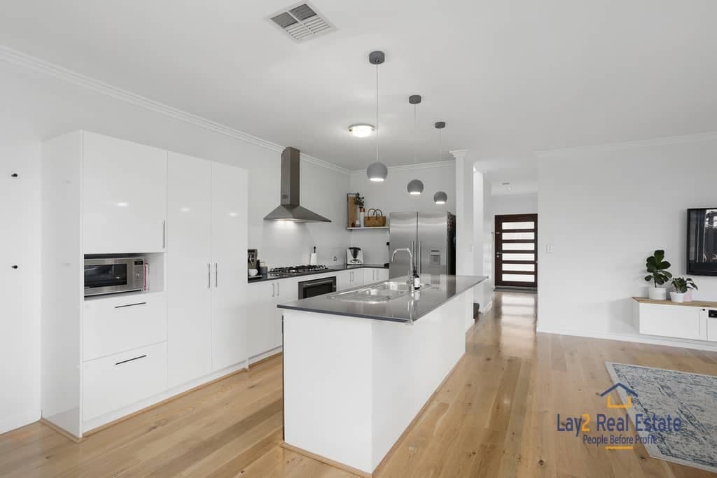 Quiet Bayswater Border Location, Modern 4 x 2 Home., Modern - Thumbnail 5