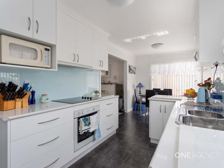 10 Lucas Place, Acton, Acton - Thumbnail 2