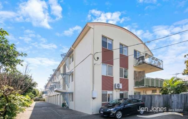 4/10 Caroline Street, Woody Point - Image 1