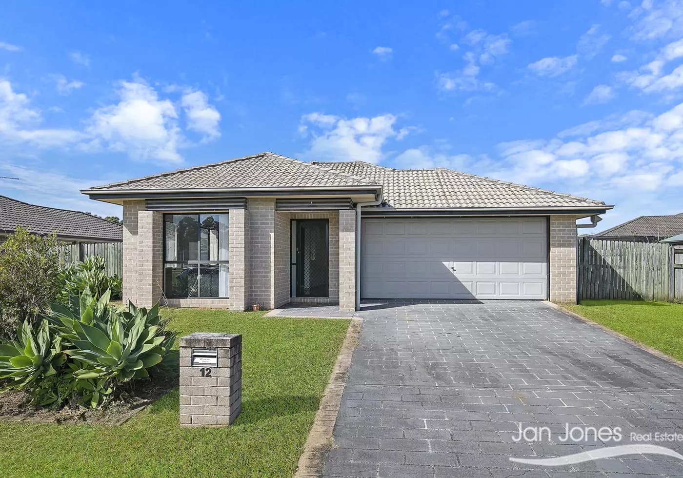 12 Pinegrove St, Morayfield, Morayfield - Thumbnail 2