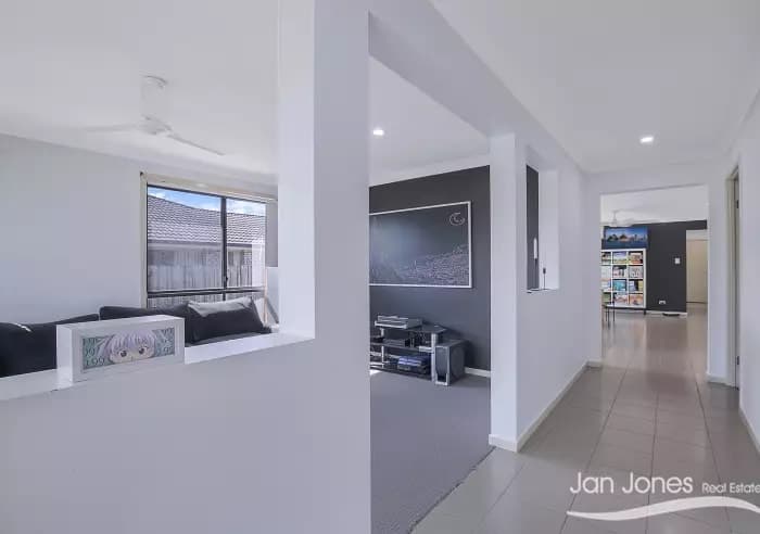 12 Pinegrove St, Morayfield, Morayfield - Thumbnail 3