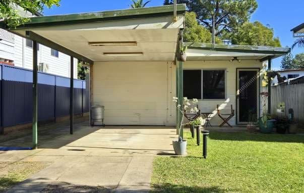 31 Sportsground St, Redcliffe - Image 1