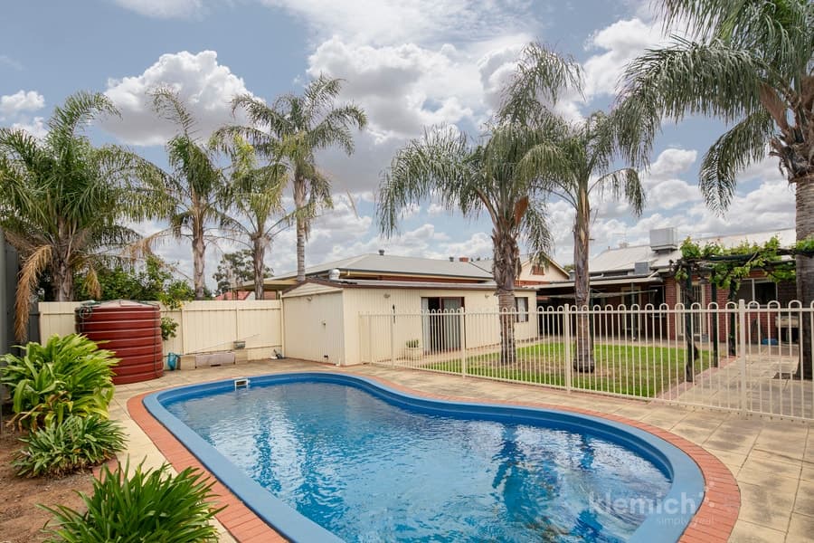 7 St Lawrence Avenue, Croydon, Croydon - Image 1