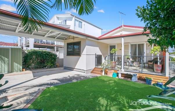 17 Hardiman Street, Woody Point - Image 1
