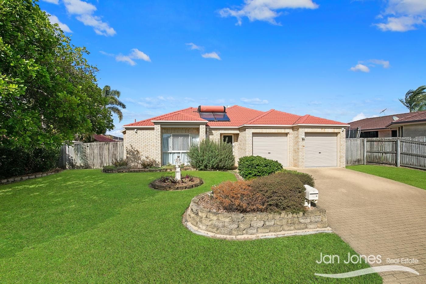 9 McArthur Court, Rothwell, Rothwell - Image 1