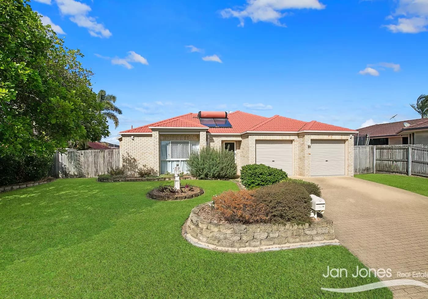 9 McArthur Court, Rothwell, Rothwell - Thumbnail 2