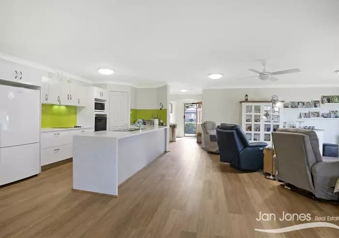 9 McArthur Court, Rothwell, Rothwell - Thumbnail 4