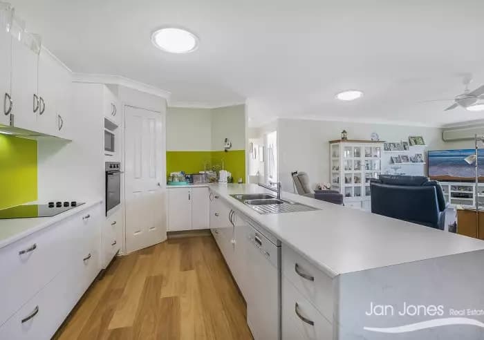 9 McArthur Court, Rothwell, Rothwell - Thumbnail 5