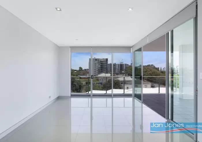 14, 17 Marine Parade, Redcliffe, Redcliffe - Thumbnail 5