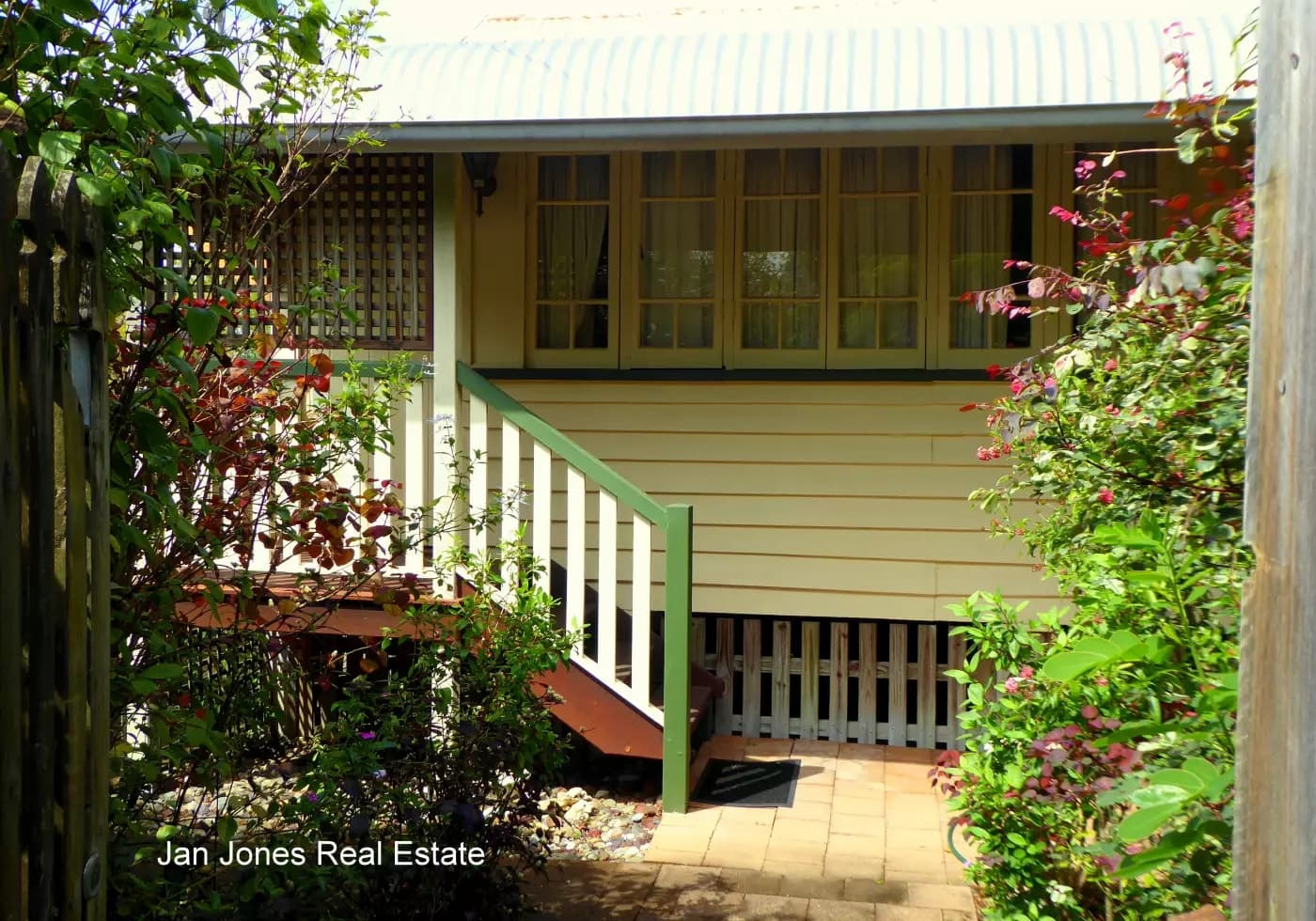 13 Arthur St, Woody Point, Woody Point - Thumbnail 2