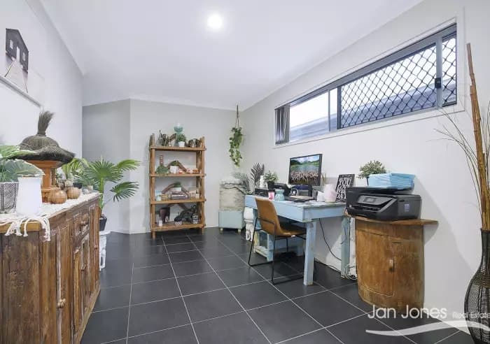 84 Jones St, Rothwell, Rothwell - Thumbnail 3