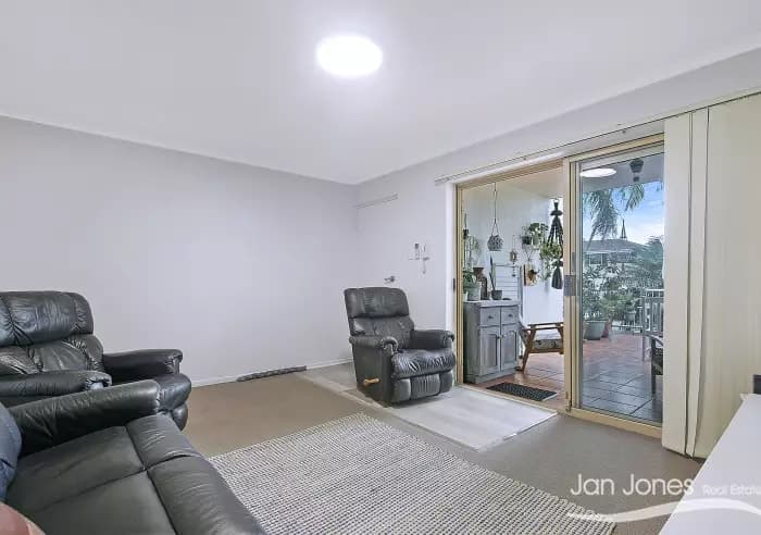 Unit 2, Redcliffe - Thumbnail 4