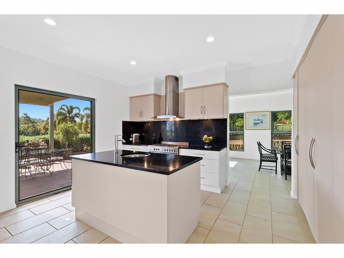 8 Laura Close, Rockyview QLD, Rockyview - Thumbnail 2