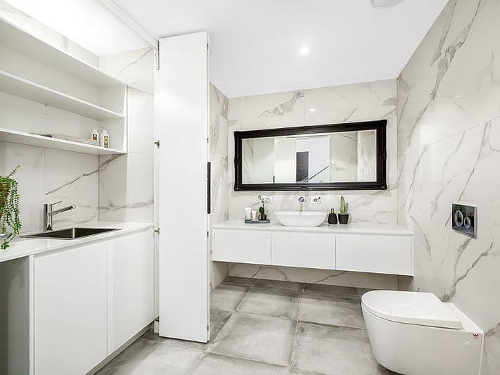 1/10A Burns Crescent, Chiswick - Image 1