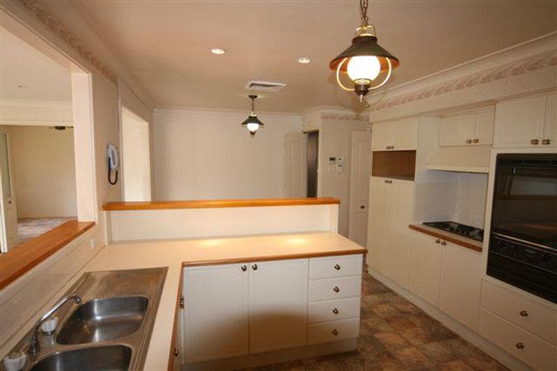 23 Hutchins Crescent, Kings Langley, Kings Langley - Thumbnail 3