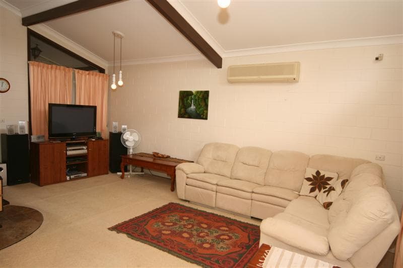 54 Hutchins Crescent, Kings Langley, Kings Langley - Thumbnail 2