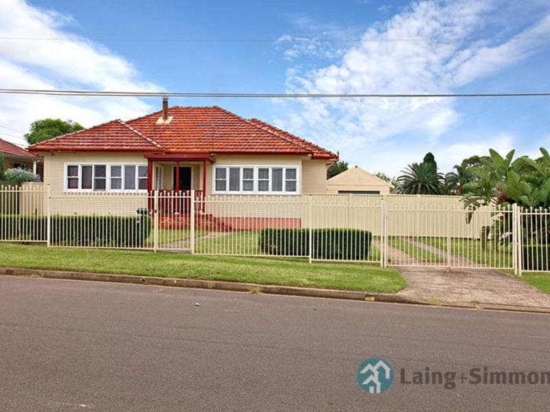 1/5																										Geary Street
														
								Port Macquarie, NSW 2444, Fairfield Heights - Image 1