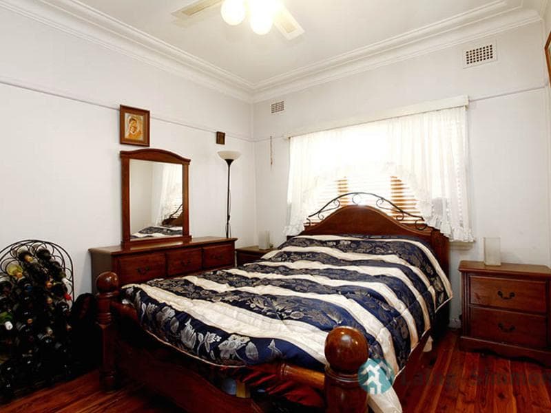 1/5																										Geary Street
														
								Port Macquarie, NSW 2444, Fairfield Heights - Thumbnail 6
