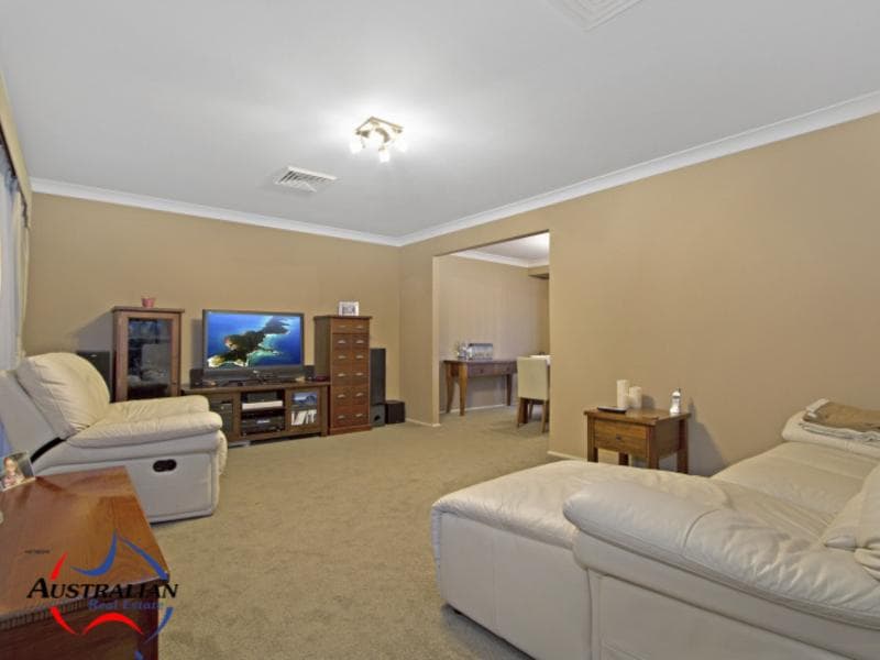 102 James Cook Drive, Kings Langley, Kings Langley - Thumbnail 2