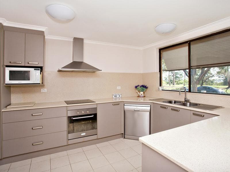 93 Sporing Ave, Kings Langley, Kings Langley - Thumbnail 2
