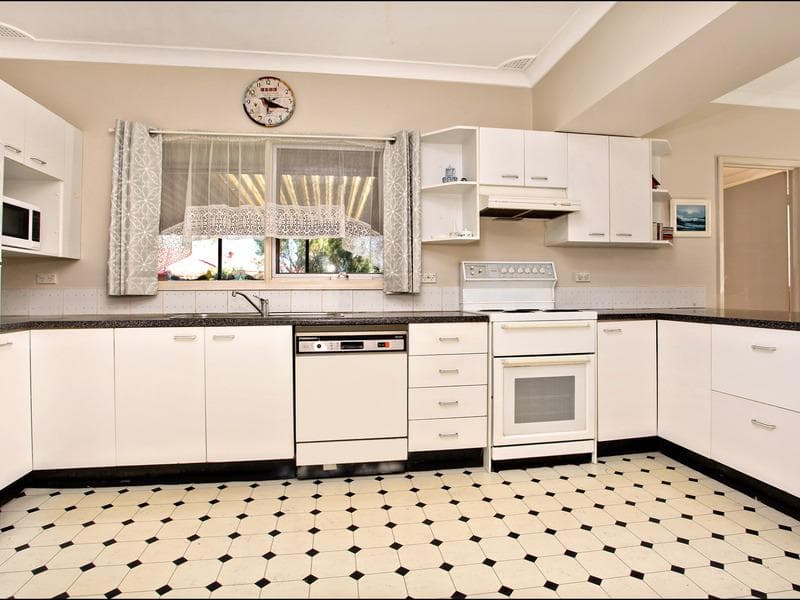 15 Reading Ave, Kings Langley, Kings Langley - Thumbnail 2