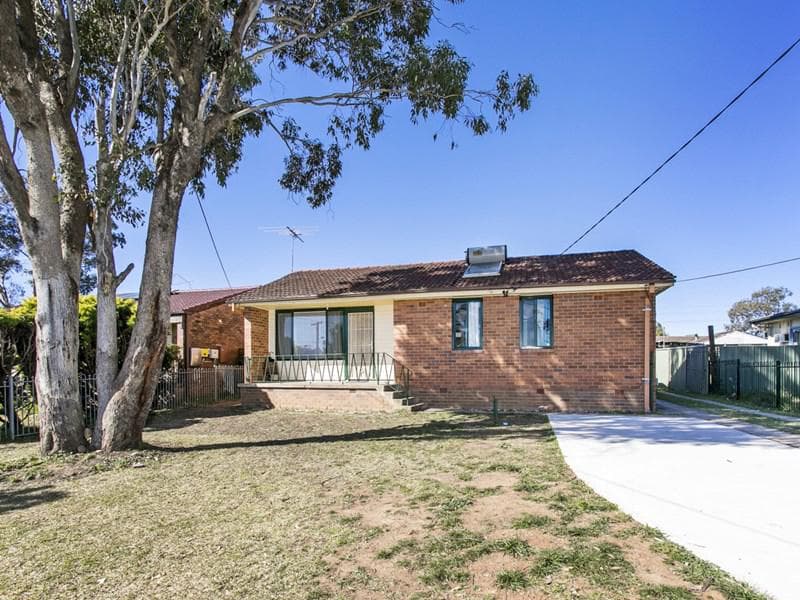 11 & 11a Idriess Crescent, Blackett, Blackett - Thumbnail 2